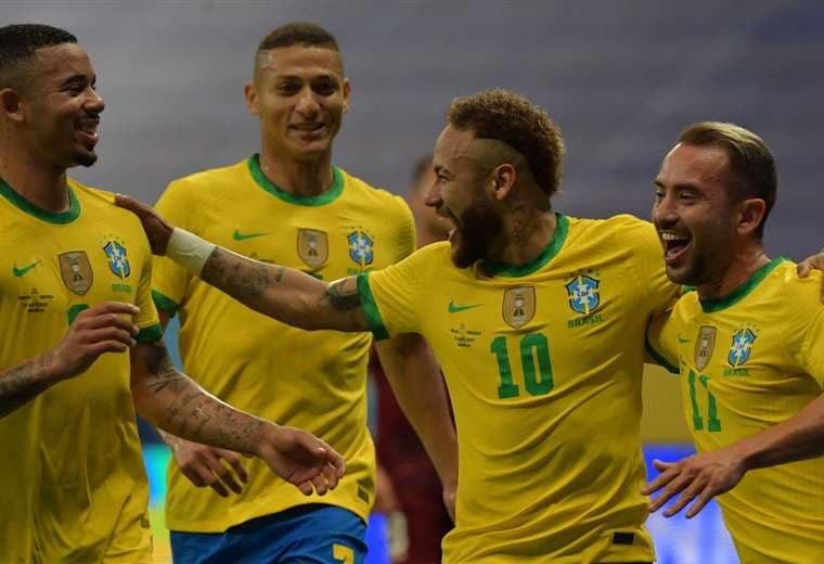 Los jugadores de la selección brasileña celebran la victoria. Foto: AFP