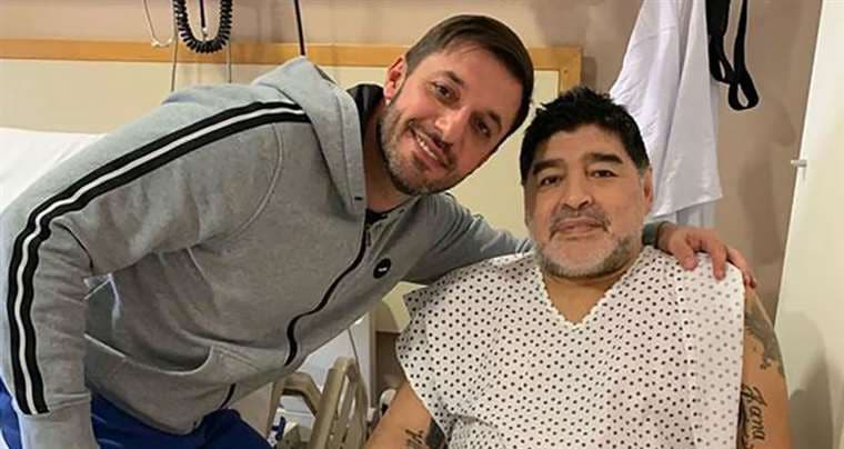 Almirón posa junto a Maradona 