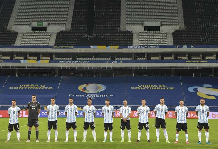 Los jugadores de Argentina y Chile se sumaron al homenaje de Maradona. Foto: AFP