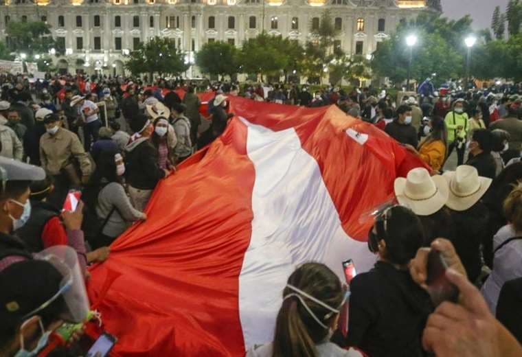 Simpatizantes de Pedro Castillo muestran una bandera peruana en un mitin  