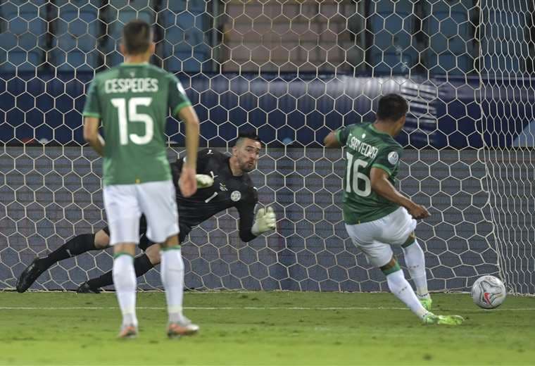 El gol de penal de Erwin Saavedra a Paraguay. Foto: AFP