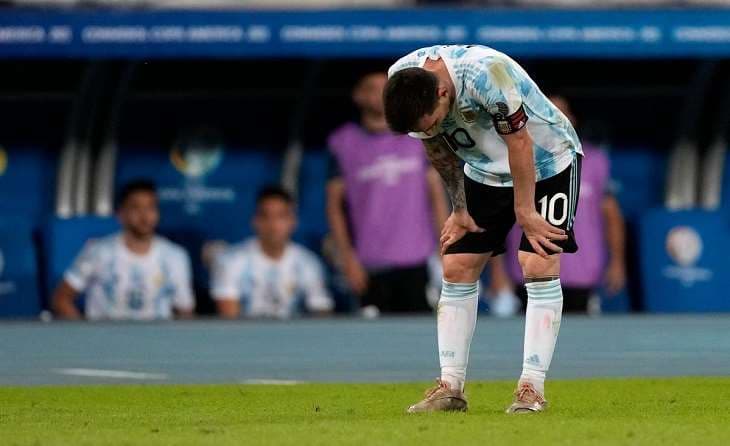 Messi observó también el mal estado de la cancha del estadio Nilton Santos. Foto: internet