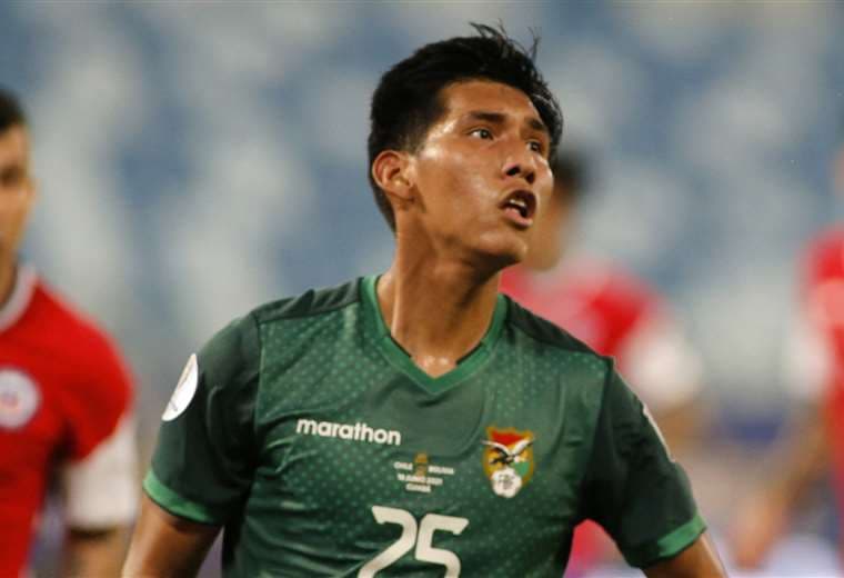 Jeyson Chura se estrenó con la selección mayor de Bolivia. Foto: AFP