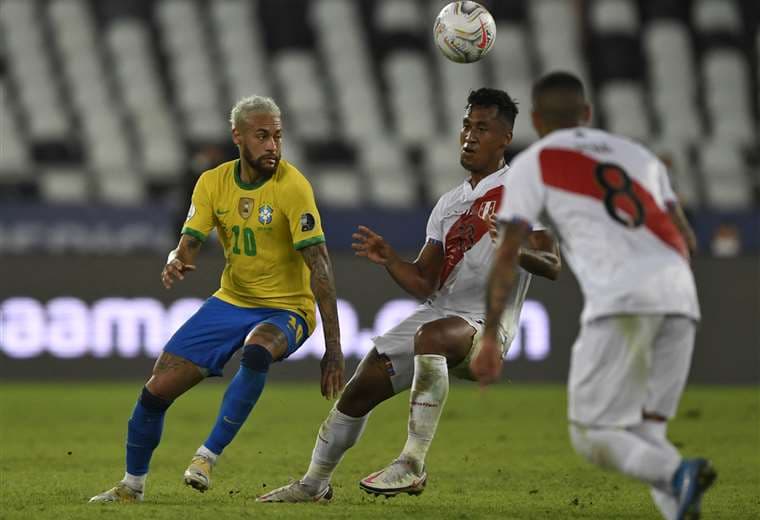 Neymar enfrenta a Renato Tapia, de Perú. Foto: AFP