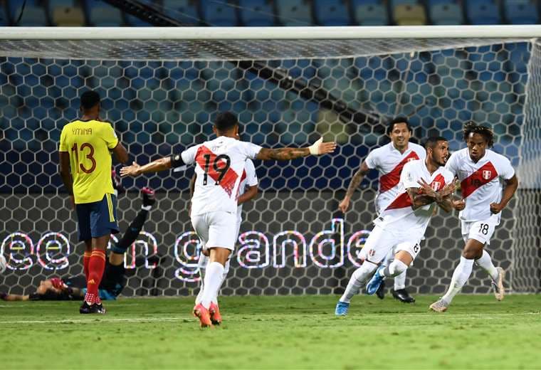 La celebración de los jugadores peruanos que este domingo vencieron a Colombia. Foto: AFP