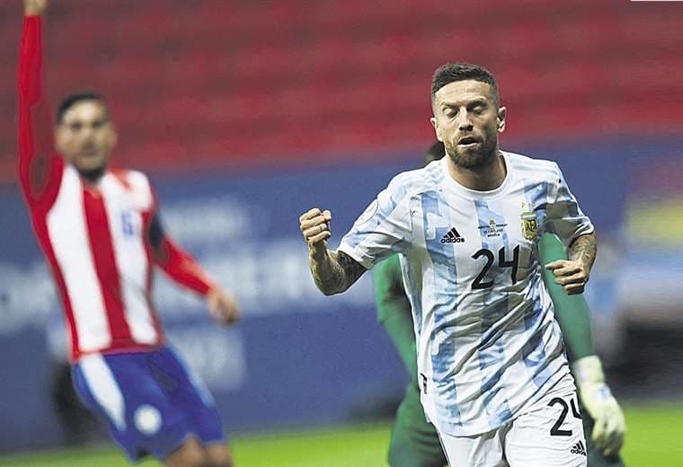 El ‘Papu’ Gómez festeja su gol, que le dio la victoria a Argentina ante Paraguay