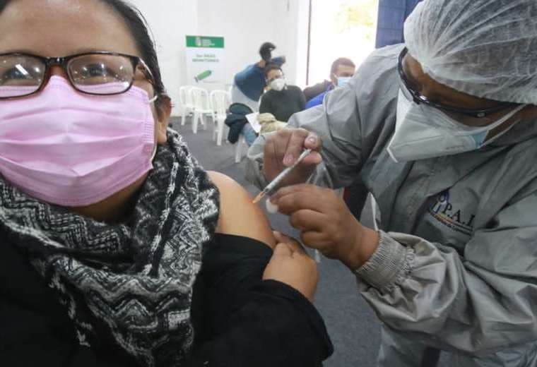 Continúa la vacunación en Bolivia. Foto Archivo 