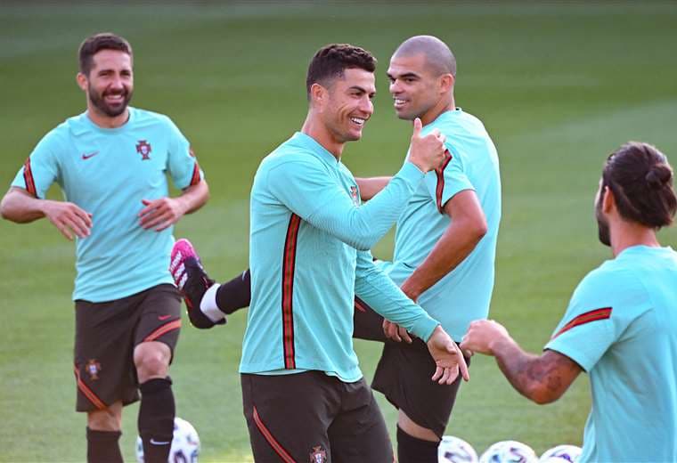 Cristiano Ronaldo bromea con sus compañeros de la selección de Portugal. Foto: AFP