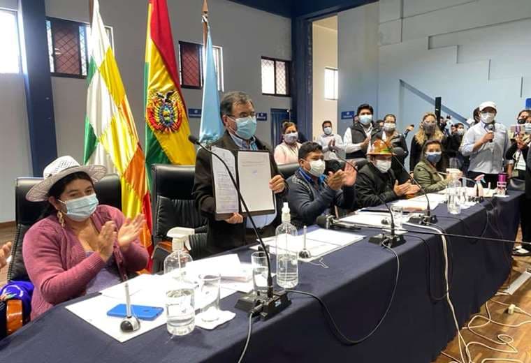 Sánchez promulgó la ley departamental este martes. Foto ALD Cochabamba 