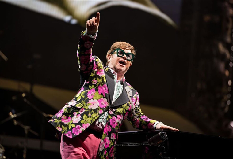 Elton John en una de sus actuaciones 