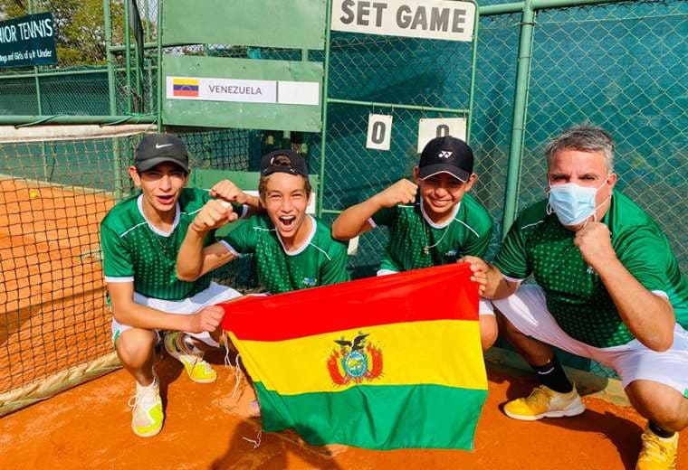 El festejo del equipo boliviano de tenis que participa en el Sudamericano Sub-14. Foto: GV
