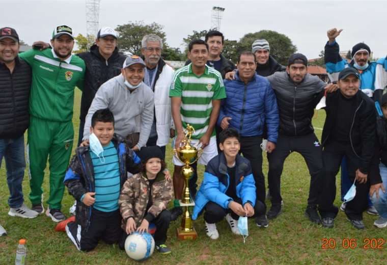 El equipo de Narrí Méndez que volvió a ganar en la Mutual. Foto: Carlos Rivero