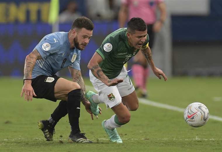 Arce intenta escapar a la marca del uruguayo Nández. Foto: AFP
