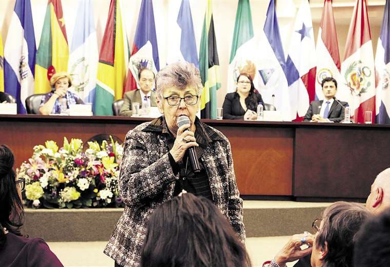 La jueza Elizabeth Odio Benito, presidenta de la Corte IDH, dirige la deliberación