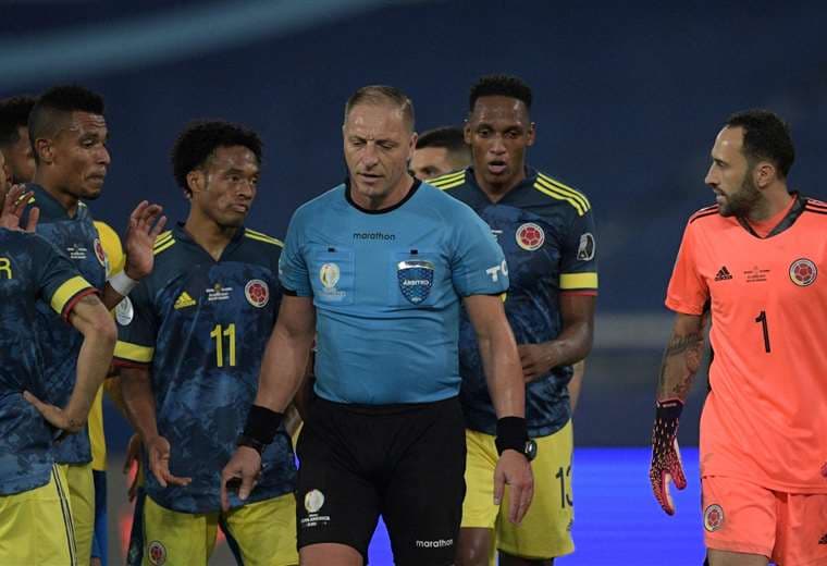 Los jugadores de Colombia hacen reclamos al árbitro Pitana. Foto: AFP