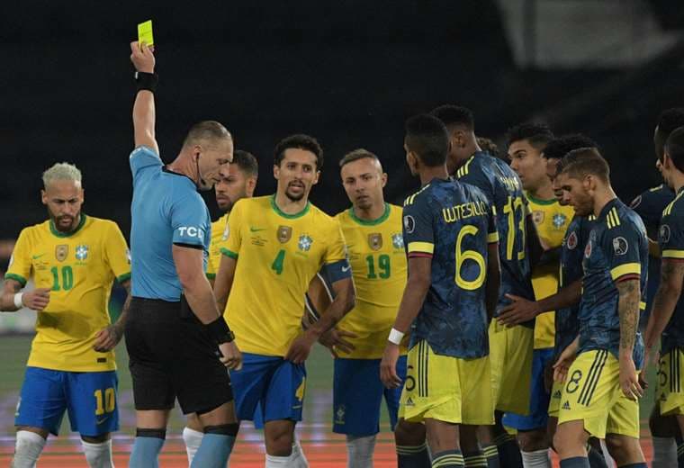 El partido Brasil-Colombia estuvo marcado por la polémica arbitral. Foto: AFP