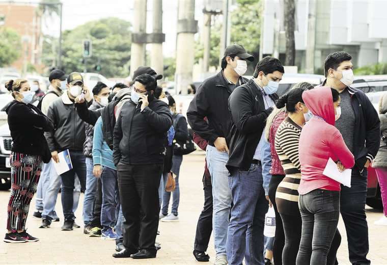 Los jóvenes hicieron filas en el punto habilitado en la universidad Domingo Savio