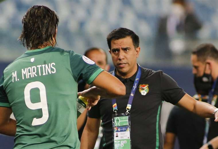 César Farías, en el momento que hizo ingresar a Marcelo Martins. Foto: AFP