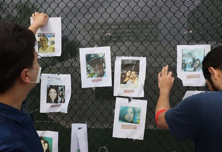 Familiares y amigos colocan fotografías de personas desaparecidas