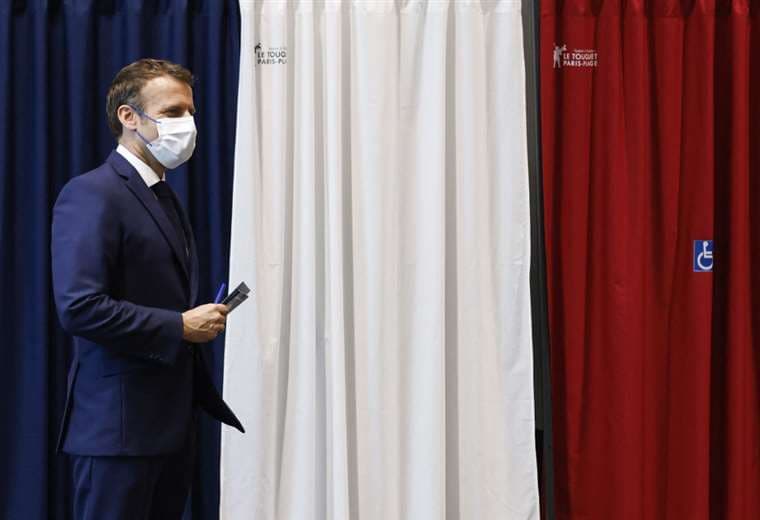 Macron al momento de votar en las elecciones regionales 