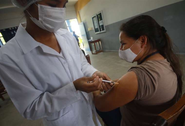 Los mayores de 30 años comenzaron a recibir la vacuna/Foto: Jorge Guitérrez