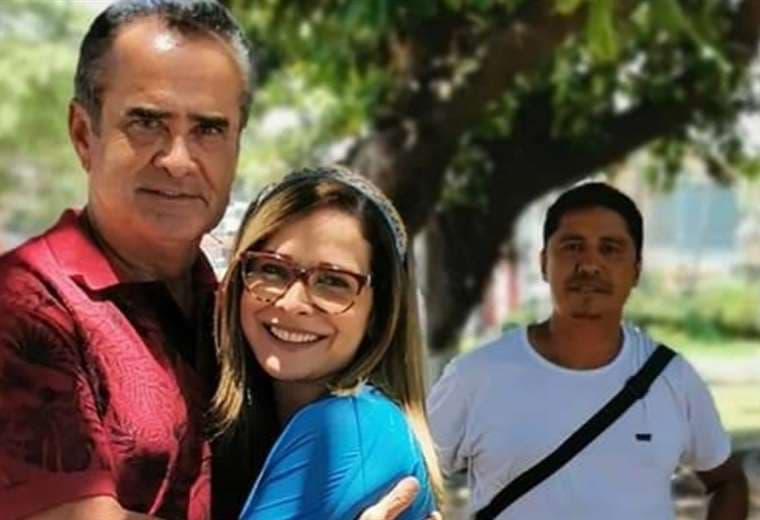 La periodista boliviana abraza a su padre, Joselo Iriarte, ya repuesto del coronavirus