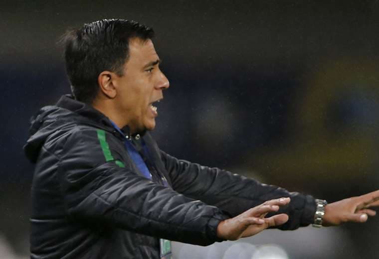 César Farías, durante el partido entre Bolivia y Argentina. Foto: AFP