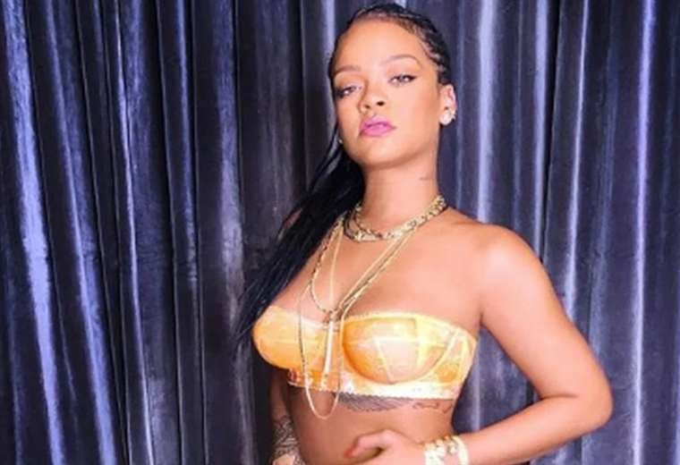 Rihanna enciende las redes sociales con fotos en biquini