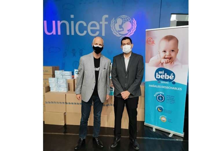 Óscar Veliz, gerente General de Italsa realizando un donativo a Unicef