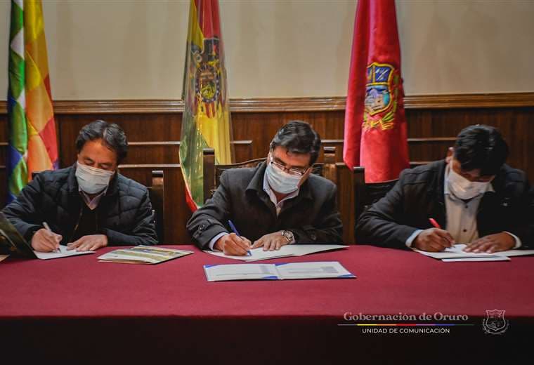 La firma del decreto 112 que dicta más restricciones (Foto: GADO) 