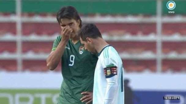Martins y Messi, capitanes de Bolivia y Argentina, respectivamente. Foto: internet