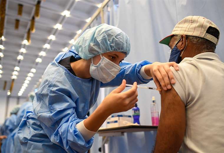 Un anciano recibe la primera dosis de la vacuna Sputnik V en Caracas. Foto. AFP
