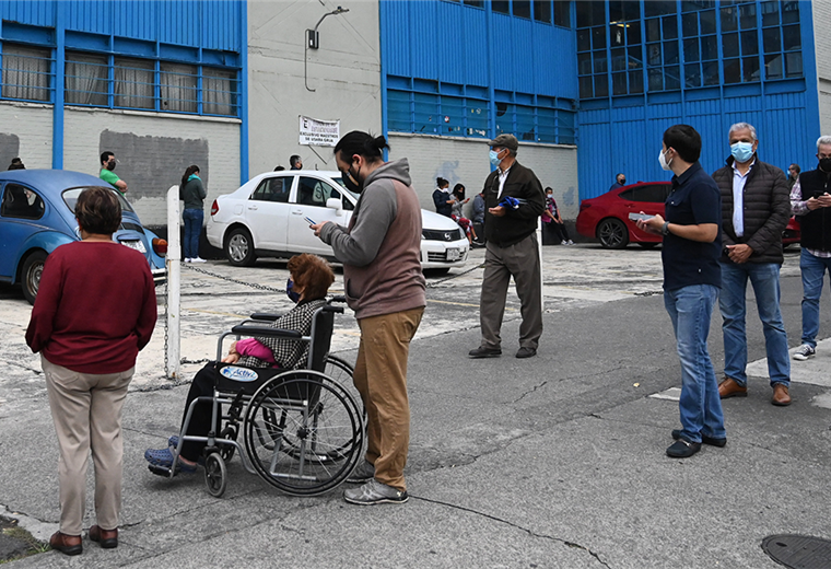 La gente hace cola para emitir sus votos en la Ciudad de México. Foto. AFP