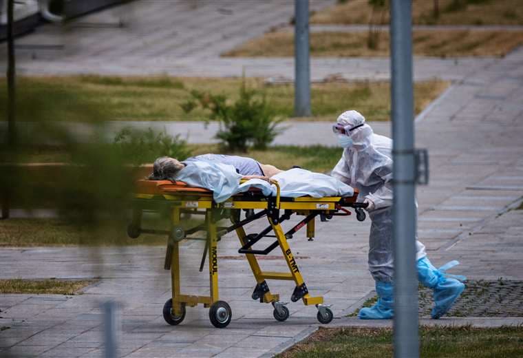 Médicos rusos asisten a una personas contagiada. Foto AFP 