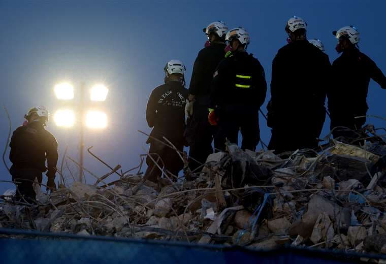 Suben a 86 los muertos en derrumbe de edificio en Miami. Foto AFP 