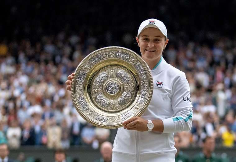Ashleigh Barty con el trofeo de campeona en Wimbledon. Foto: AFP