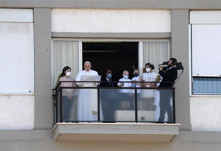 El papa saluda a los fieles desde el balcón del hospital de Roma. Foto AFP 