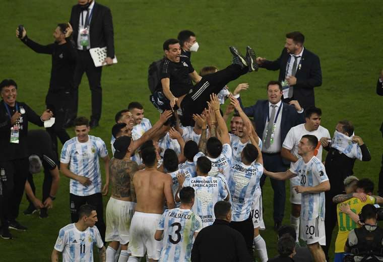 Así celebraron los jugadores argentinos con su DT, Scaloni. Foto: AFP