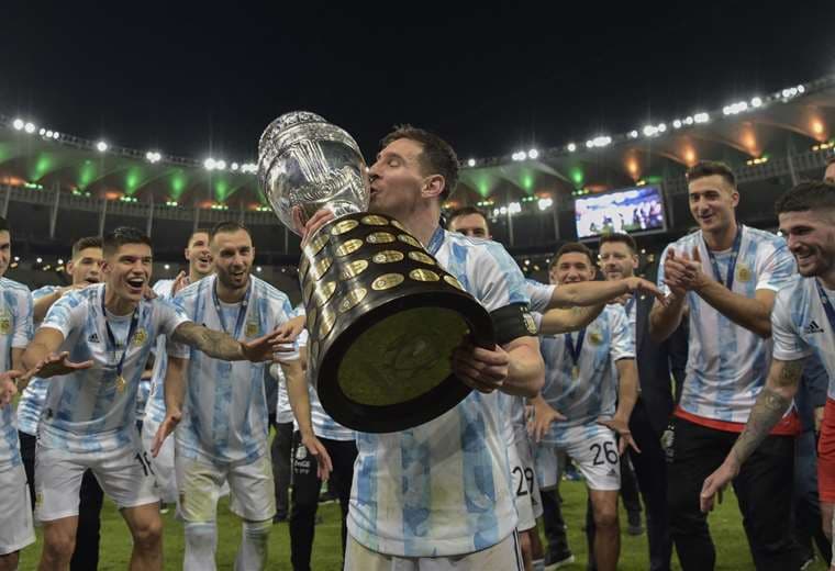 Los argentinos con sus medallas y el trofeo de campeón. Foto: AFP