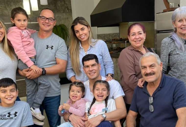 Carlos Lampe, con su familia que se reunió para despedirlo. Foto: Familia Lampe
