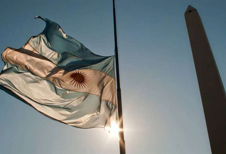 Durante este tiempo la bandera permanecerá izada a media asta. Foto El País 