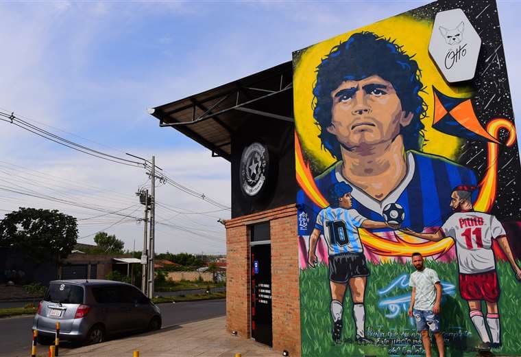 El mural con la figura de Diego Maradona. Foto: AFP