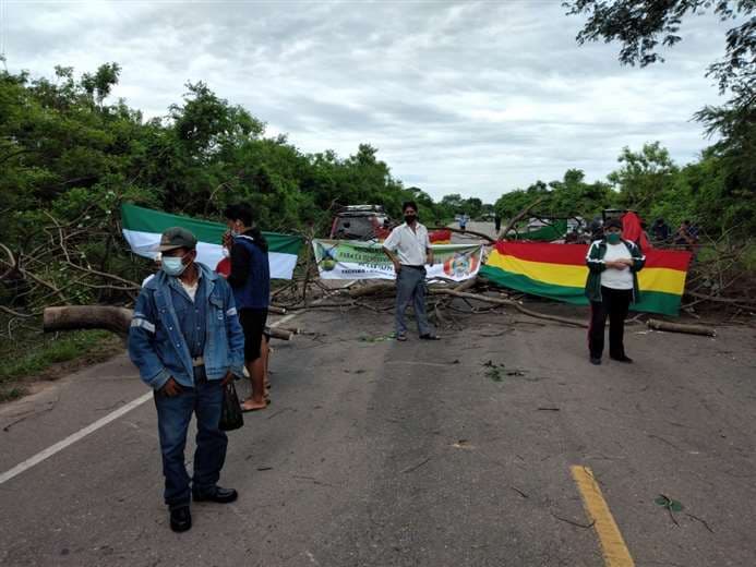 Trabajadores bloquean la carretera Yacuiba-Santa Cruz. Foto: Archivo