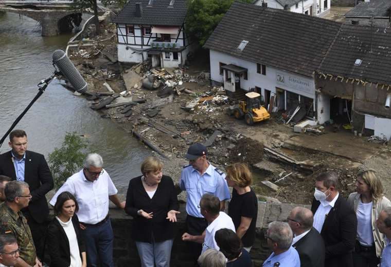 La canciller Merkel se encuentra en el lugar de las inundaciones