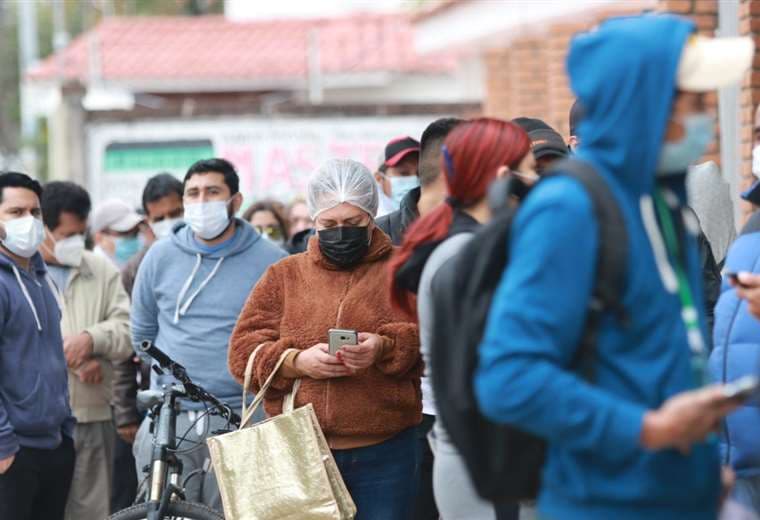 Largas filas para vacunarse hoy en la ciudad (Foto: Ricardo Montero)