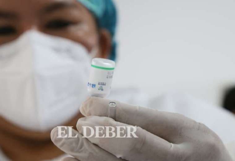 Ante la carencia de vacunas, se distribuye la reserva de segundas dosis. Foto: EL DEBER