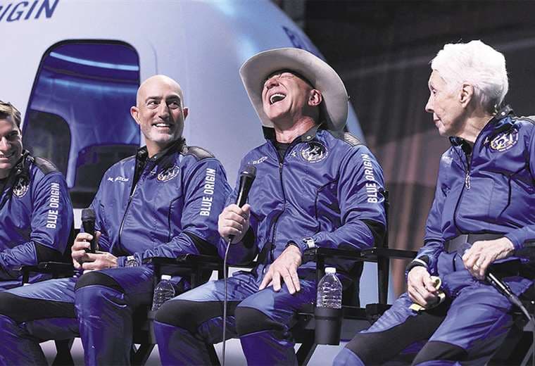 El magnate Jeff Bezos marca hito tras vuelo espacial de 11 minutos