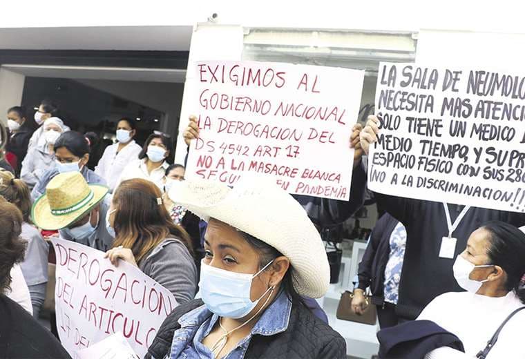 Médicos dan ultimátum por ley que prohíbe protestas y abre la posibilidad de contratar personal de salud de otros países
