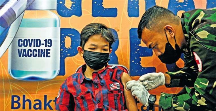  En Banda Aceh un jovencito recibe la vacuna Sinovac