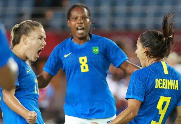 Las brasileñas celebran el primer gol anotado por Debinha (dcha.). Foto: AFP